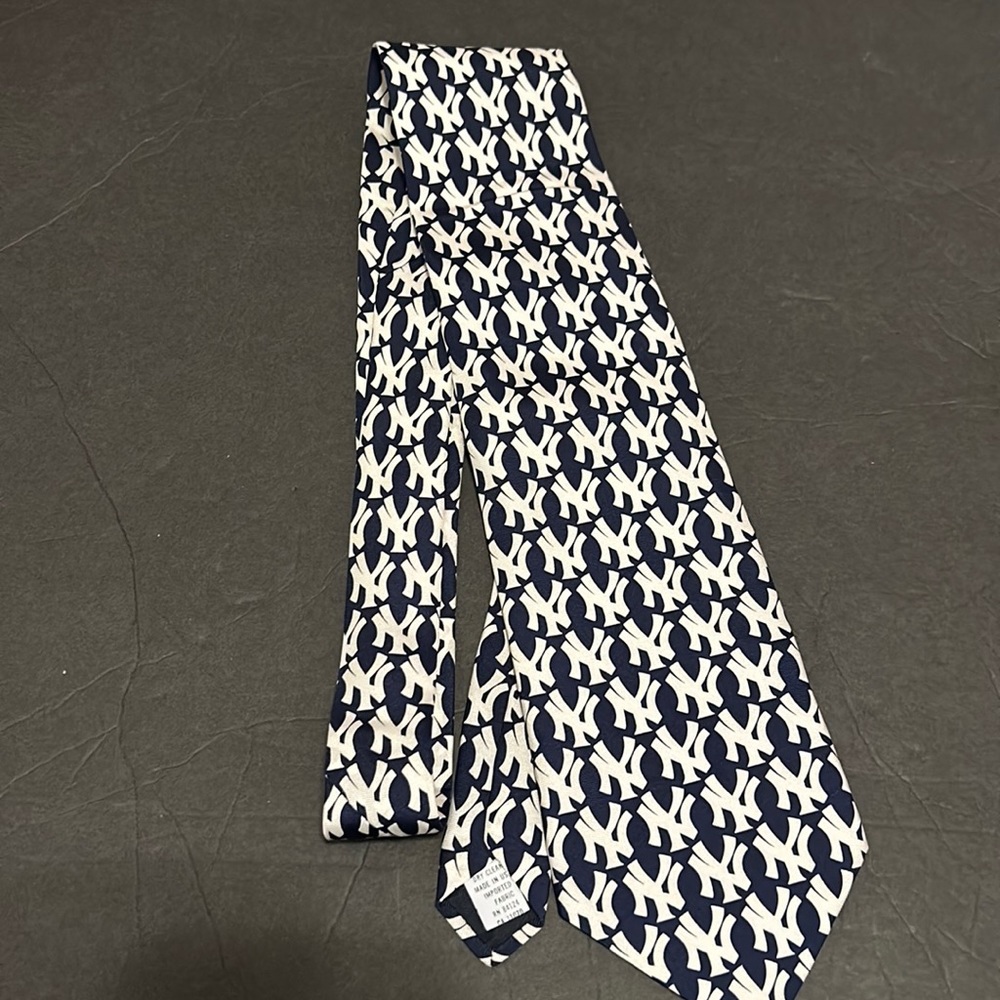 RM. SPORT.  NEW YORK YANKEES ALL LOGOS RALPH Marlin & MLBP 2002